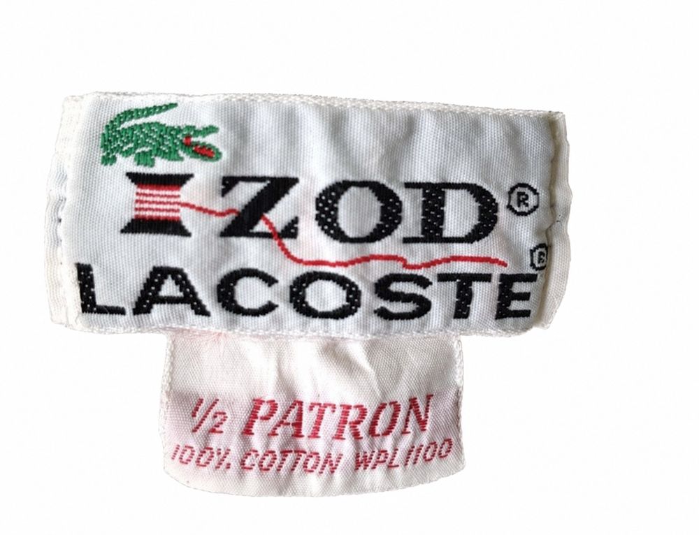 IZOD LACOSTEの楕円ラベルとワニロゴ