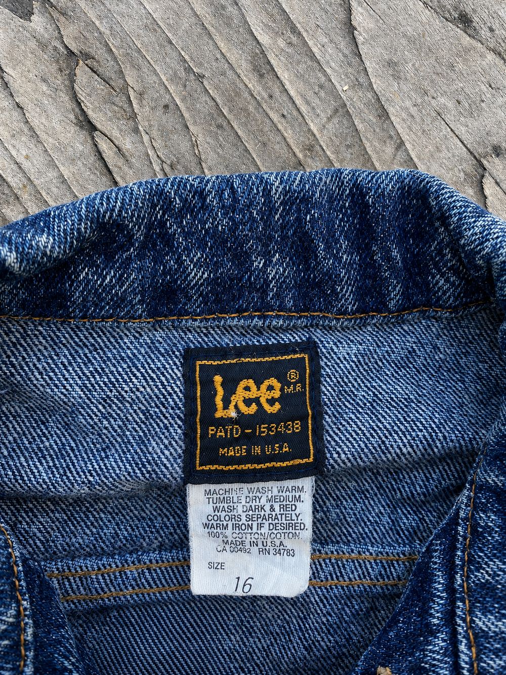 Lee Ridersの実物タグ資料、生産国や素材表示が近接するタグの例