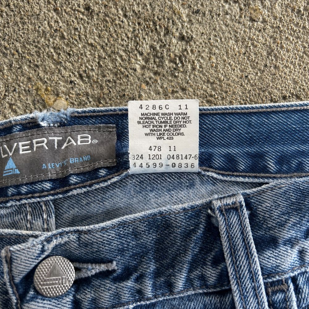 Levi’s SilverTabの実物タグ資料、別仕様の織りネーム。縫い付け方にも注目する