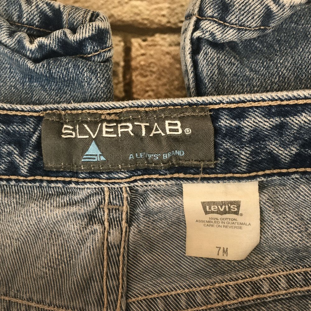 Levi’s SilverTabの実物タグ資料、複数ラベルの位置関係が分かる全体写真