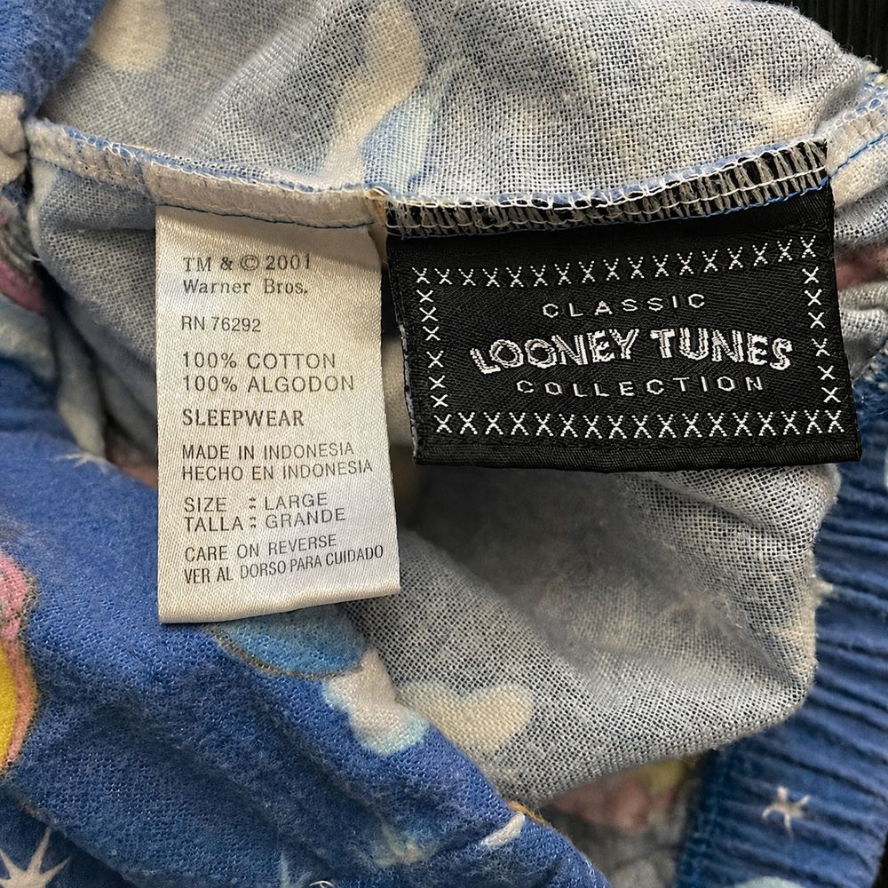 Looney Tunesの実物タグ資料、別仕様の織りネーム。縫い付け方にも注目する