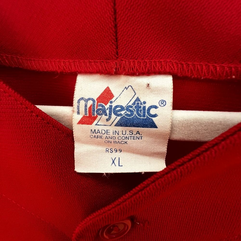 赤いウェアに付いたMajesticタグ