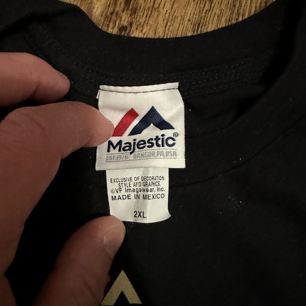 黒いウェアのMajesticタグ