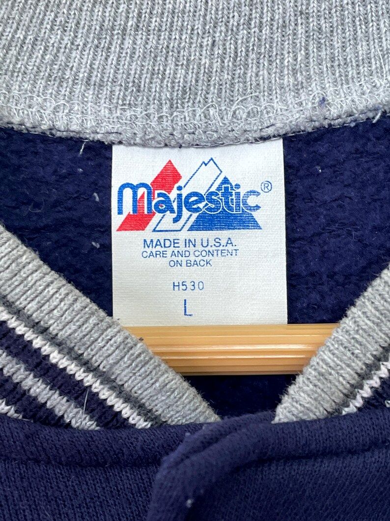 襟元のMajesticタグと縫製