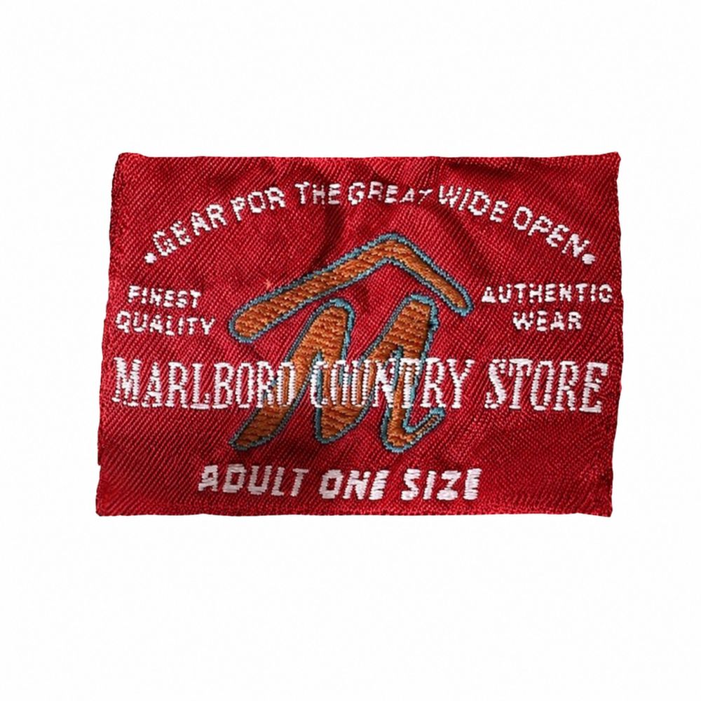 Marlboro Country Store、Gear for the Great Wide Open、Made in Korea、ShellとLining 100パーセントCotton、Trimming Genuine Leather、XLのタグ