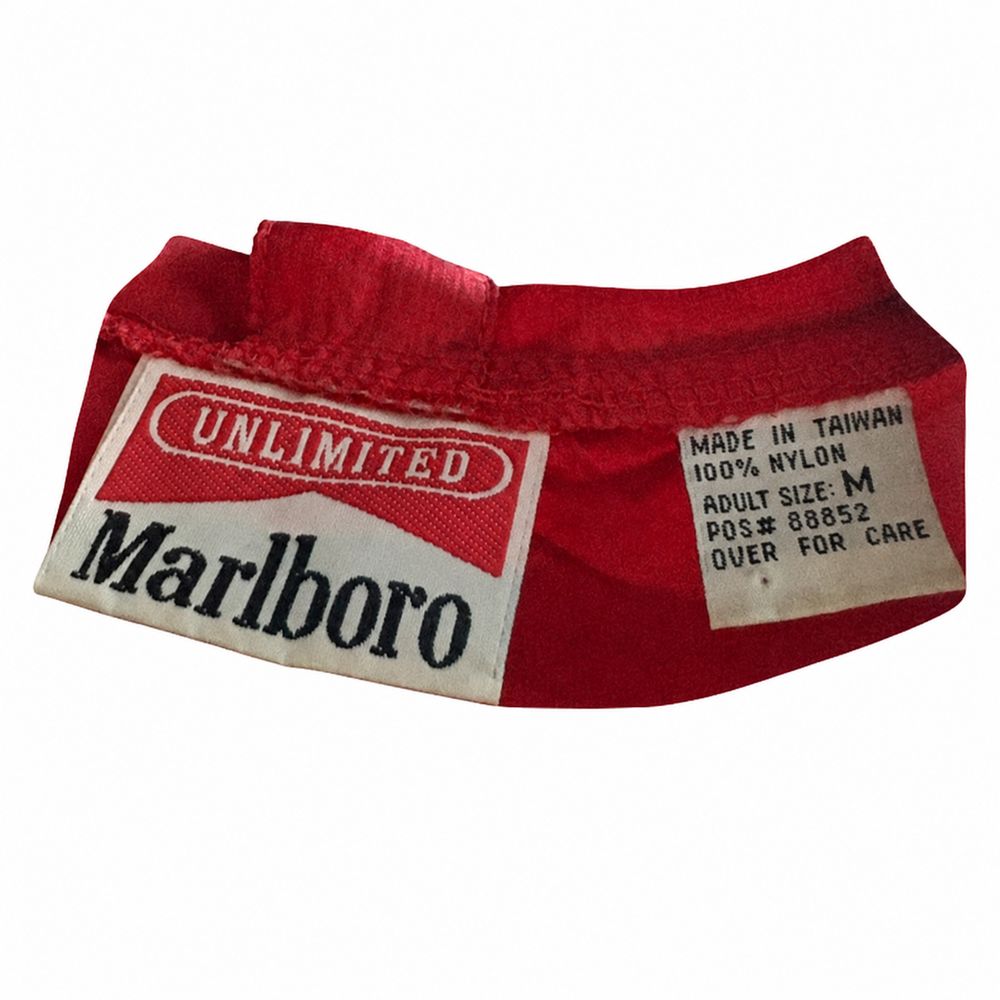 UNLIMITED Marlboro、MADE IN TAIWAN、100パーセントNYLON、ADULT SIZE M、POS 88652、OVER FOR CAREのタグ