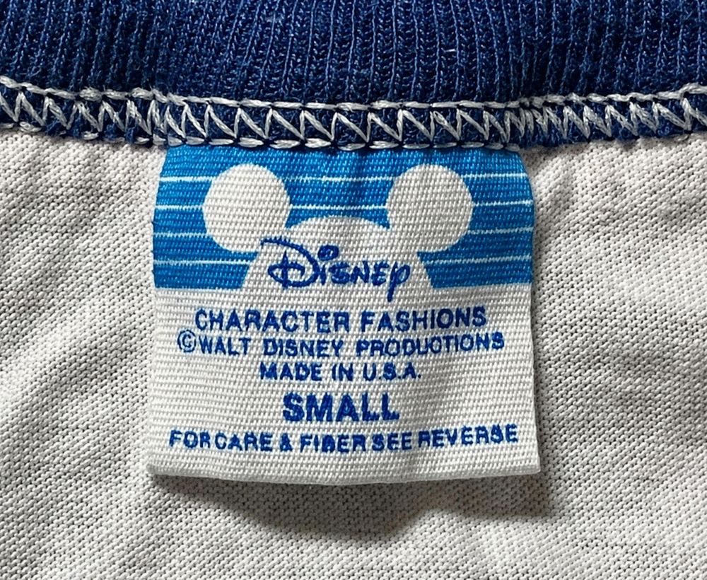 Mickey Mouseの実物タグ資料、ブランドタグ全体。ロゴとタグの取り付け位置を確認する