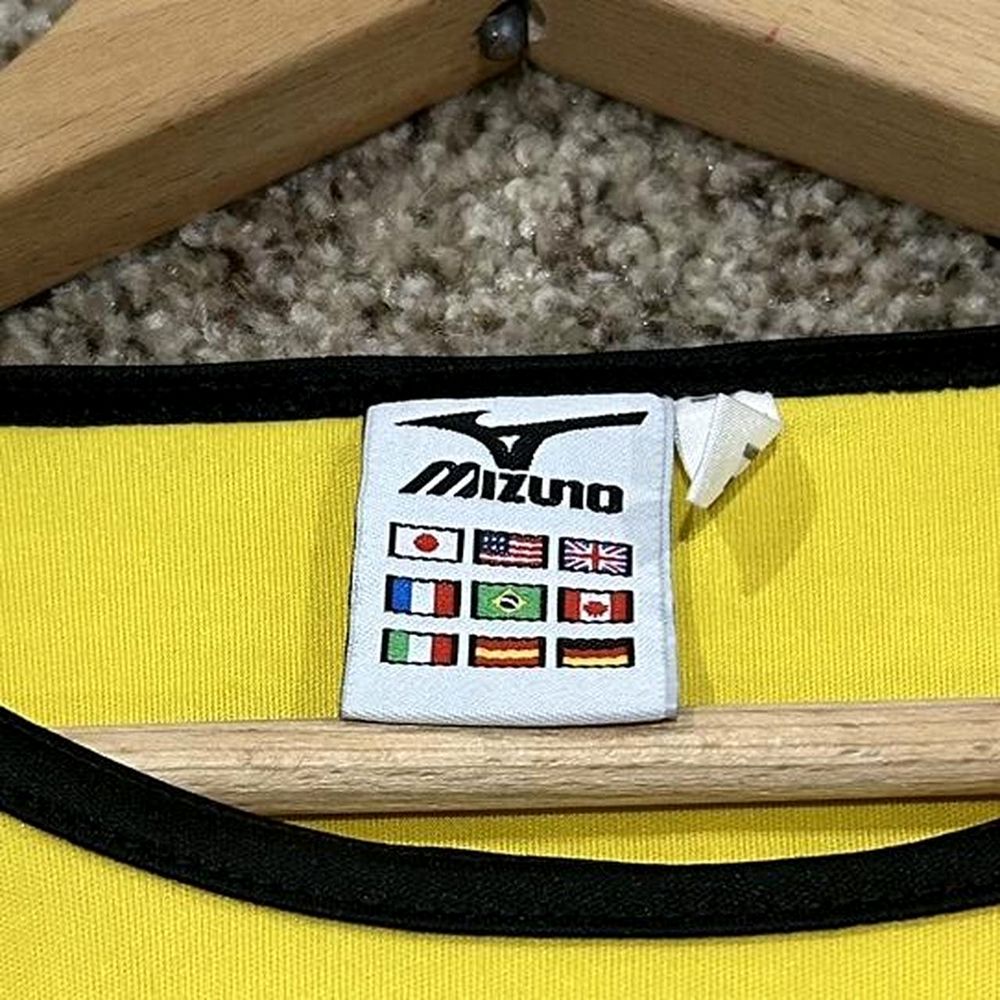 Mizunoの実物タグ資料、別仕様の織りネーム。縫い付け方にも注目する
