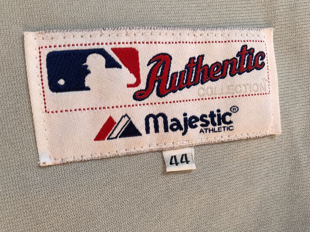 MLBの実物タグ資料、ブランドタグ全体。ロゴとタグの取り付け位置を確認する