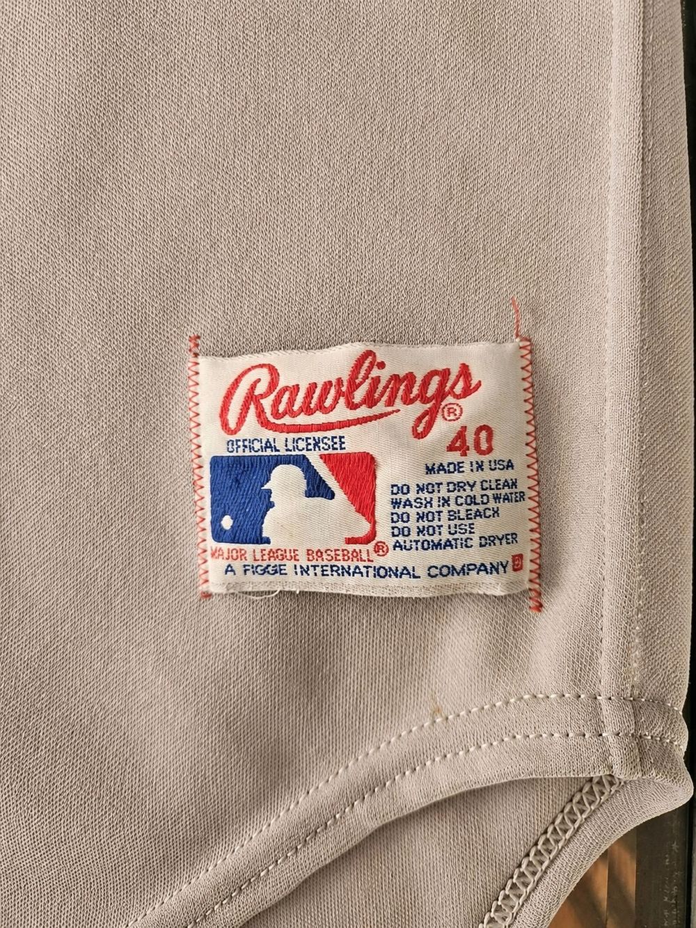 MLBの実物タグ資料、生産国や素材表示が近接するタグの例