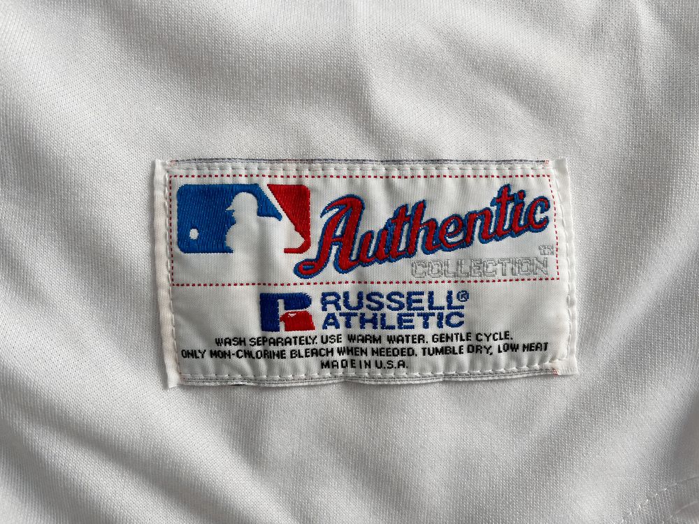 MLBの実物タグ資料、ケア表示やサイズ欄を含むタグ周辺