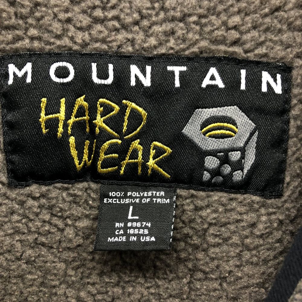 Mountain Hardwearの実物タグ資料、ブランドタグ全体。ロゴとタグの取り付け位置を確認する