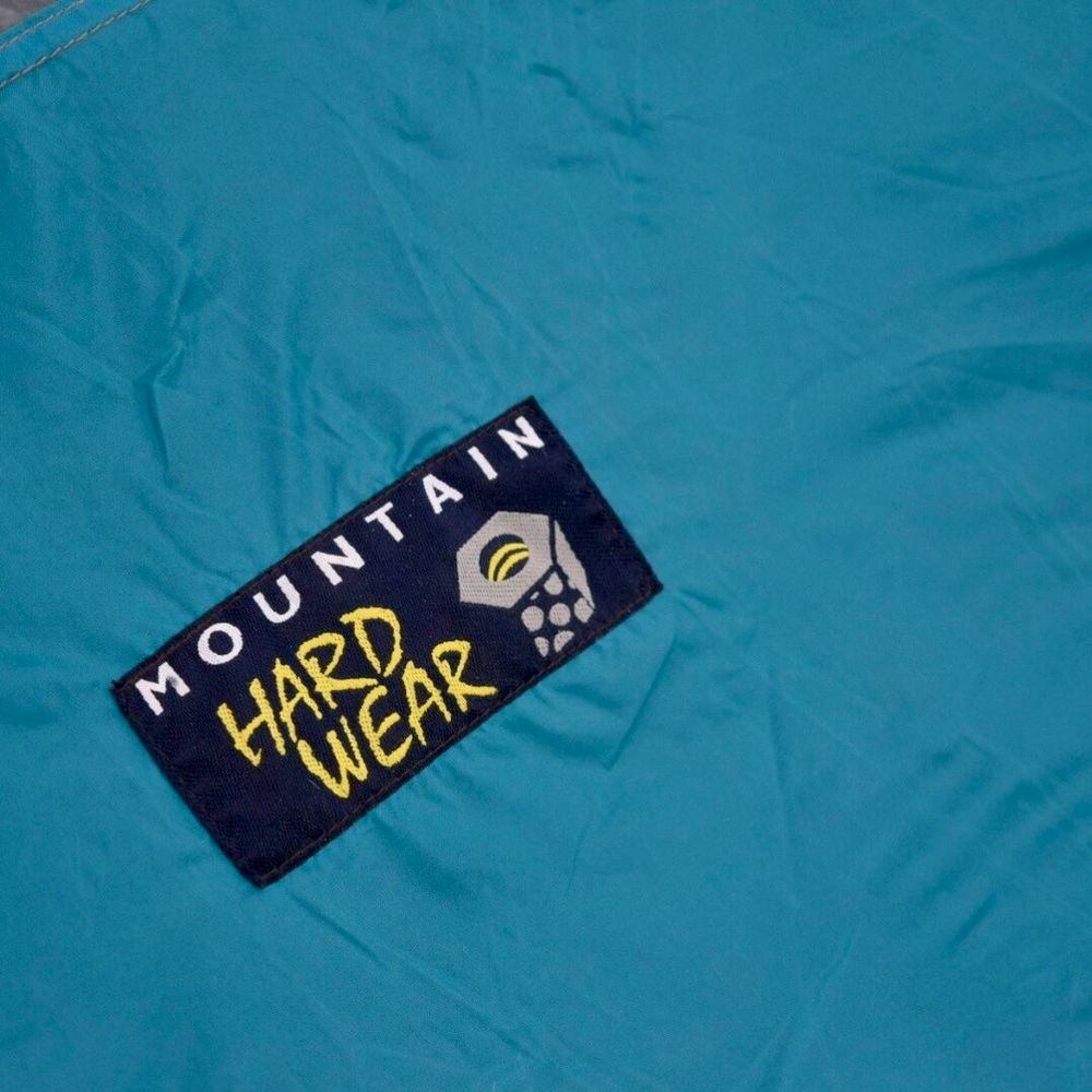 Mountain Hardwearの実物タグ資料、ロゴとサイズ表示が同じラベルに収まる例