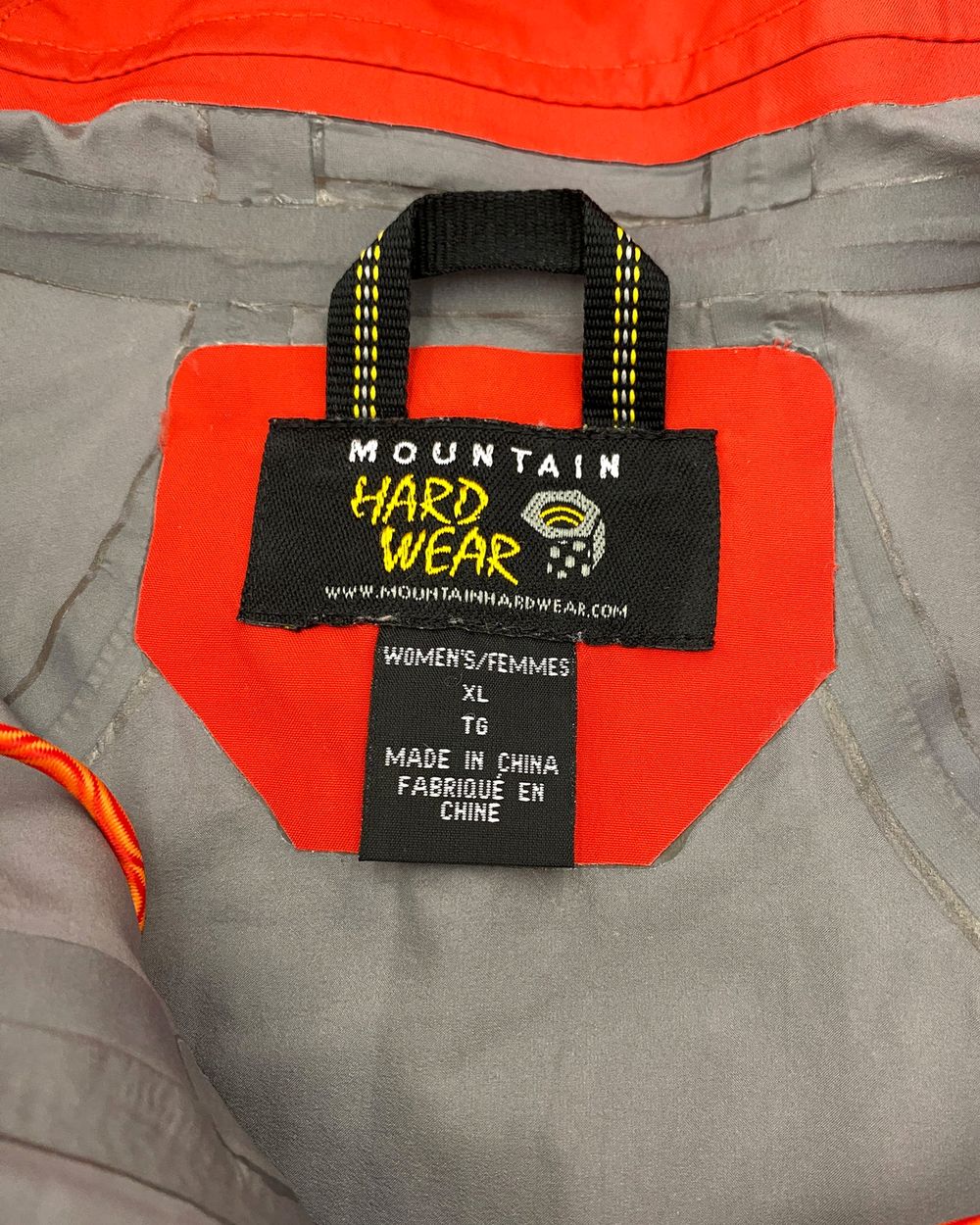 Mountain Hardwearの実物タグ資料、別仕様の織りネーム。縫い付け方にも注目する