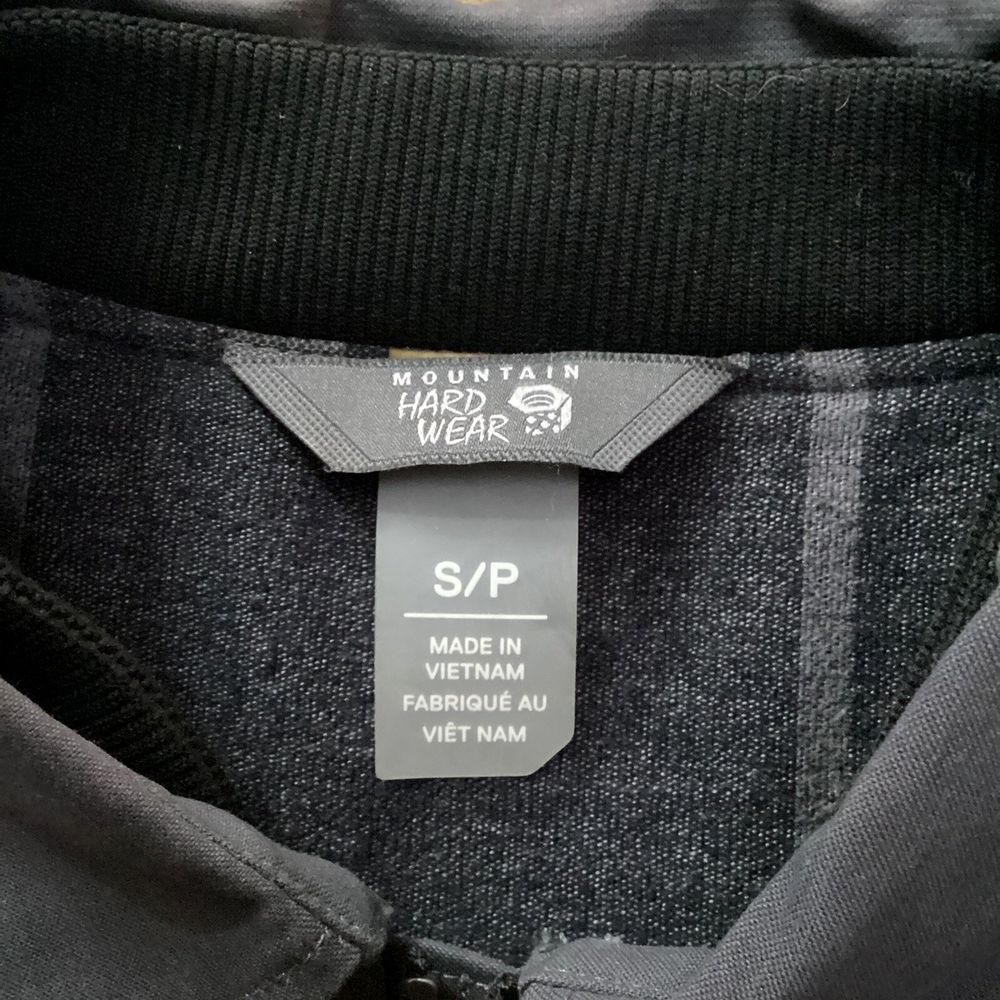 Mountain Hardwearの実物タグ資料、色の違うボディに付く同ブランドのタグ