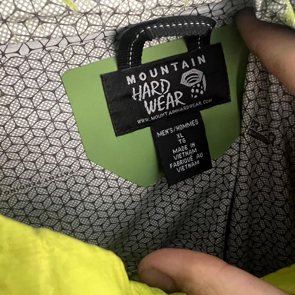 Mountain Hardwearの実物タグ資料、複数ラベルの位置関係が分かる全体写真
