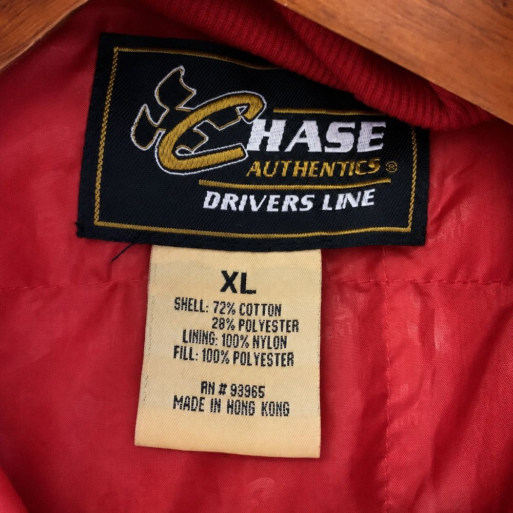 NASCARの実物タグ資料、ロゴとサイズ表示が同じラベルに収まる例