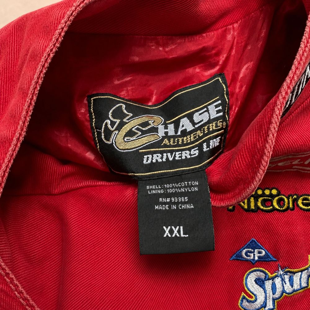 NASCARの実物タグ資料、複数ラベルの位置関係が分かる全体写真