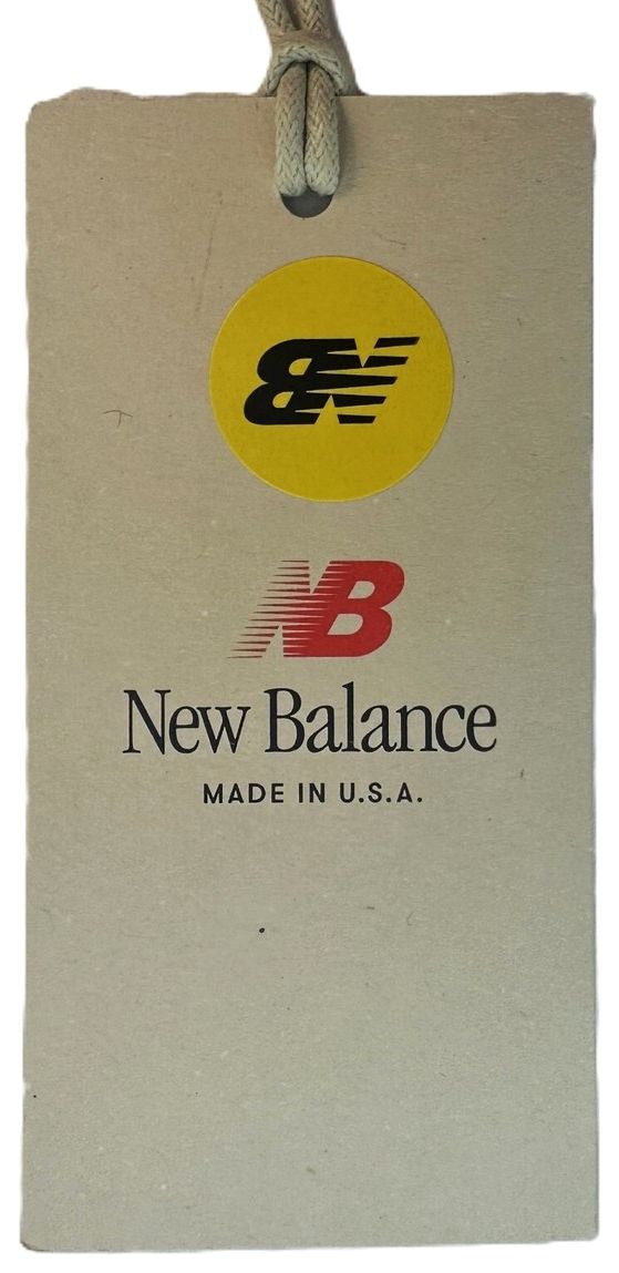 New Balanceの実物タグ資料、ロゴとサイズ表示が同じラベルに収まる例