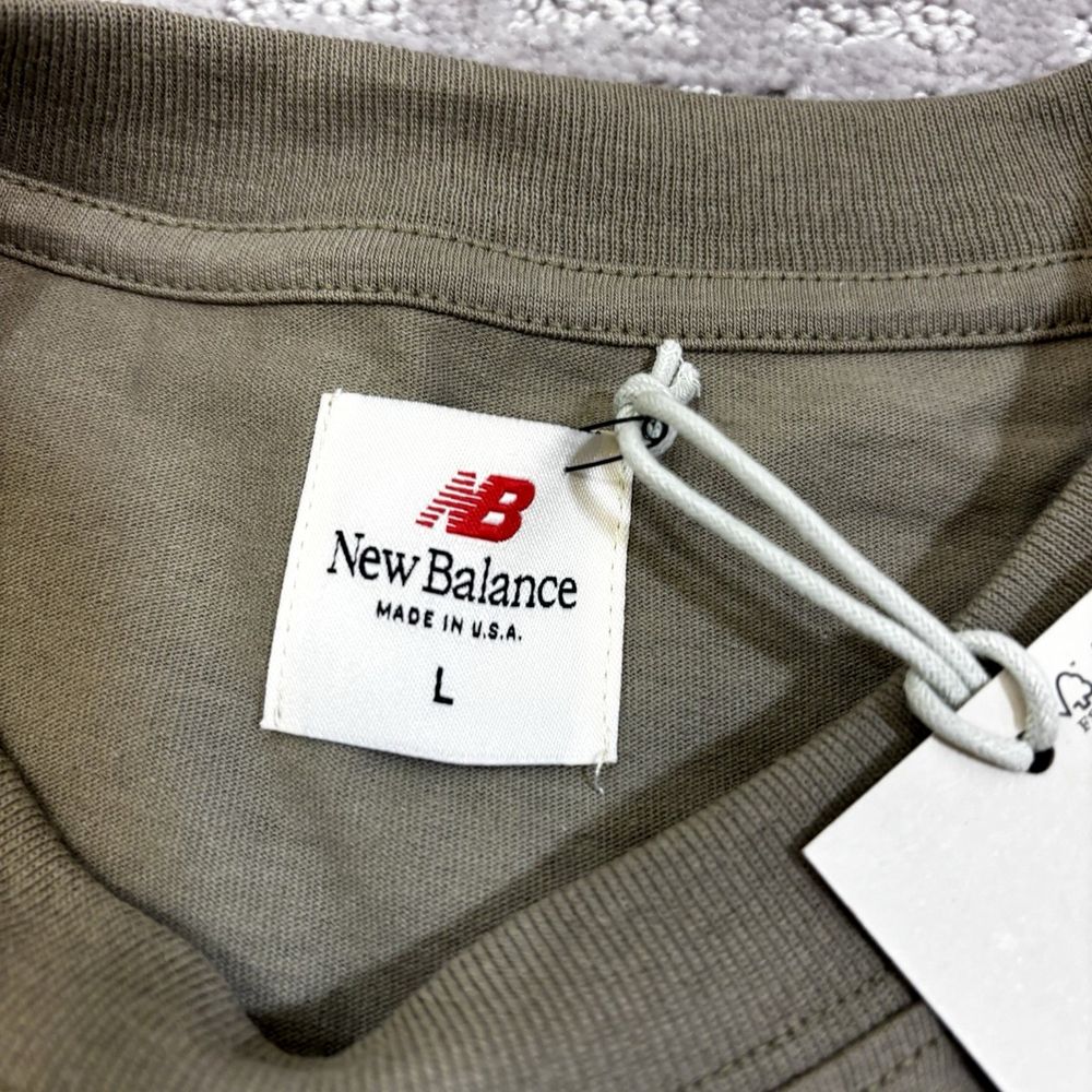 New Balanceの実物タグ資料、生産国や素材表示が近接するタグの例