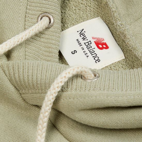 New Balanceの実物タグ資料、複数ラベルの位置関係が分かる全体写真