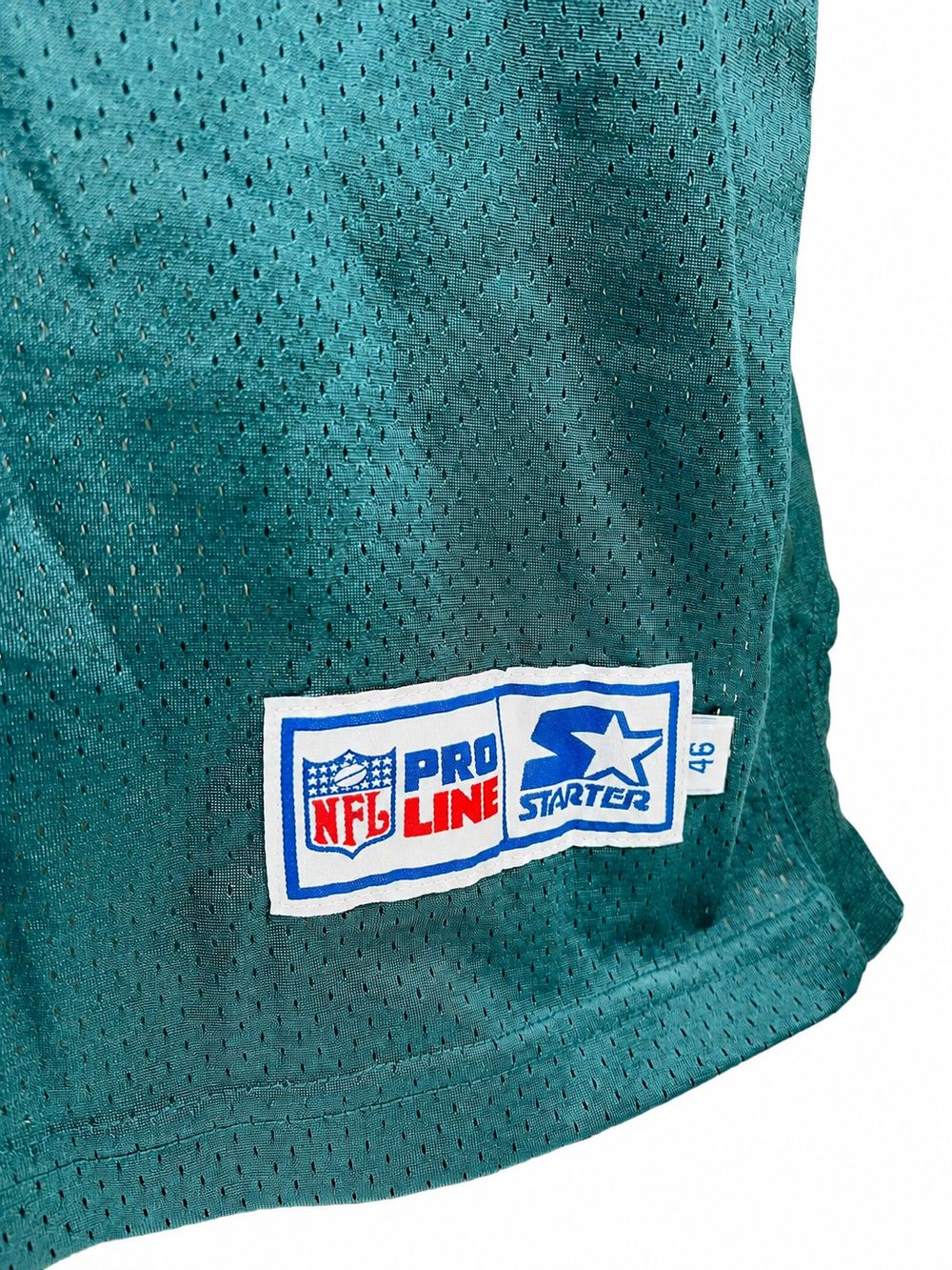 NFLの実物タグ資料、ブランドタグ全体。ロゴとタグの取り付け位置を確認する