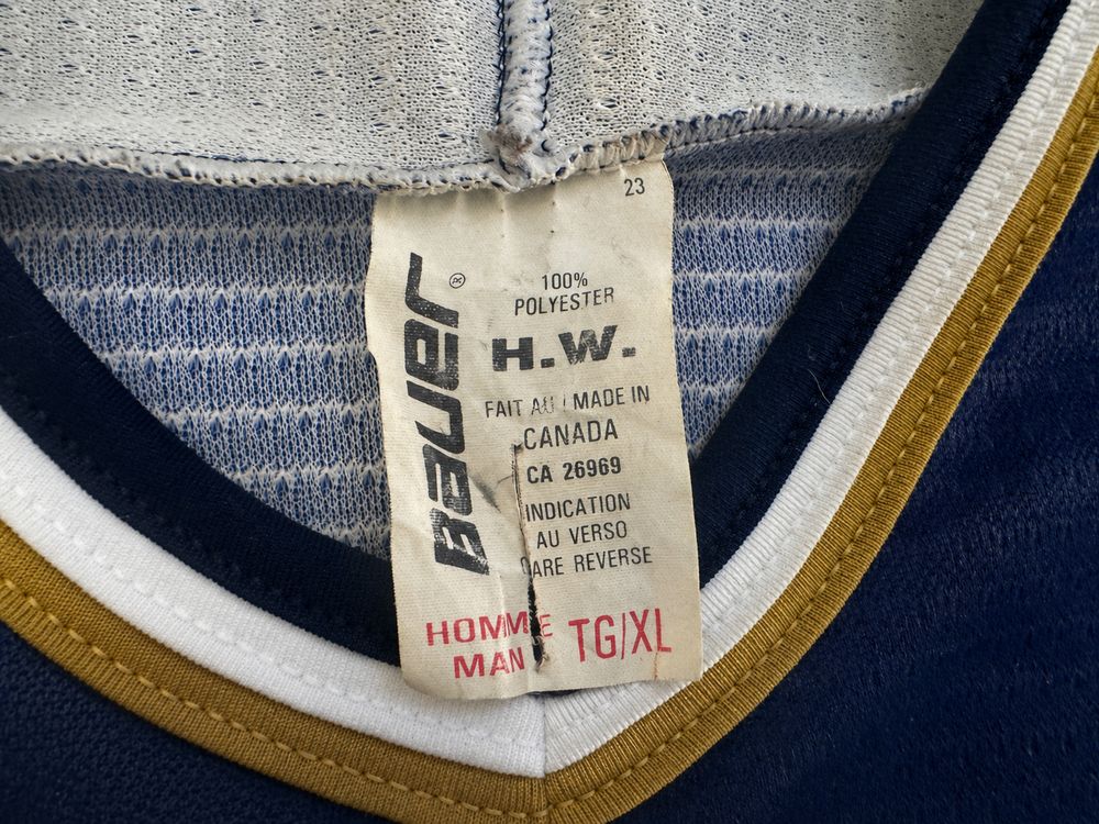 NHLの実物タグ資料、ロゴとサイズ表示が同じラベルに収まる例