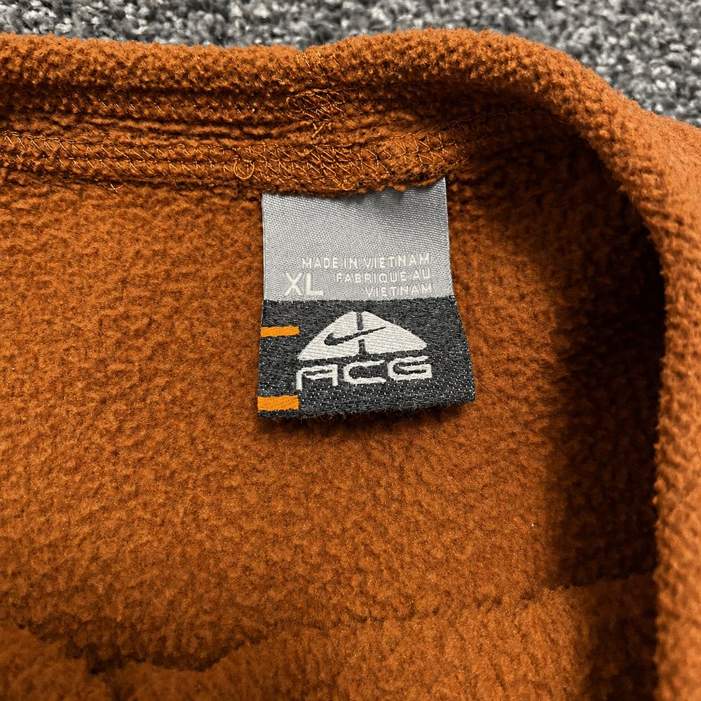 Nike ACGの実物タグ資料、複数ラベルの位置関係が分かる全体写真