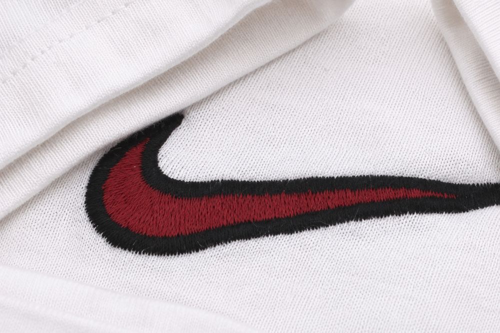 NIKE刺繍ディテール・実物資料ベースの再構成イメージ