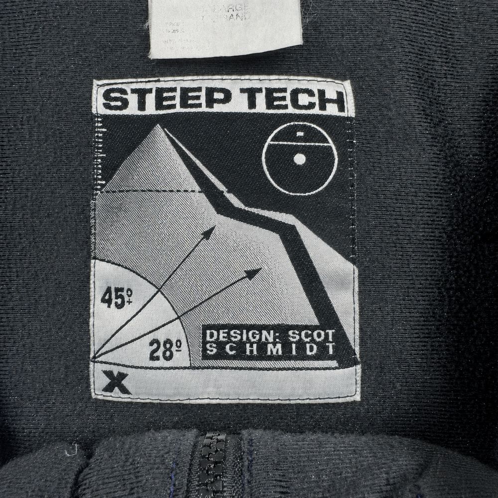 The North Face Steep Techの実物タグ資料、ブランドタグ全体。ロゴとタグの取り付け位置を確認する