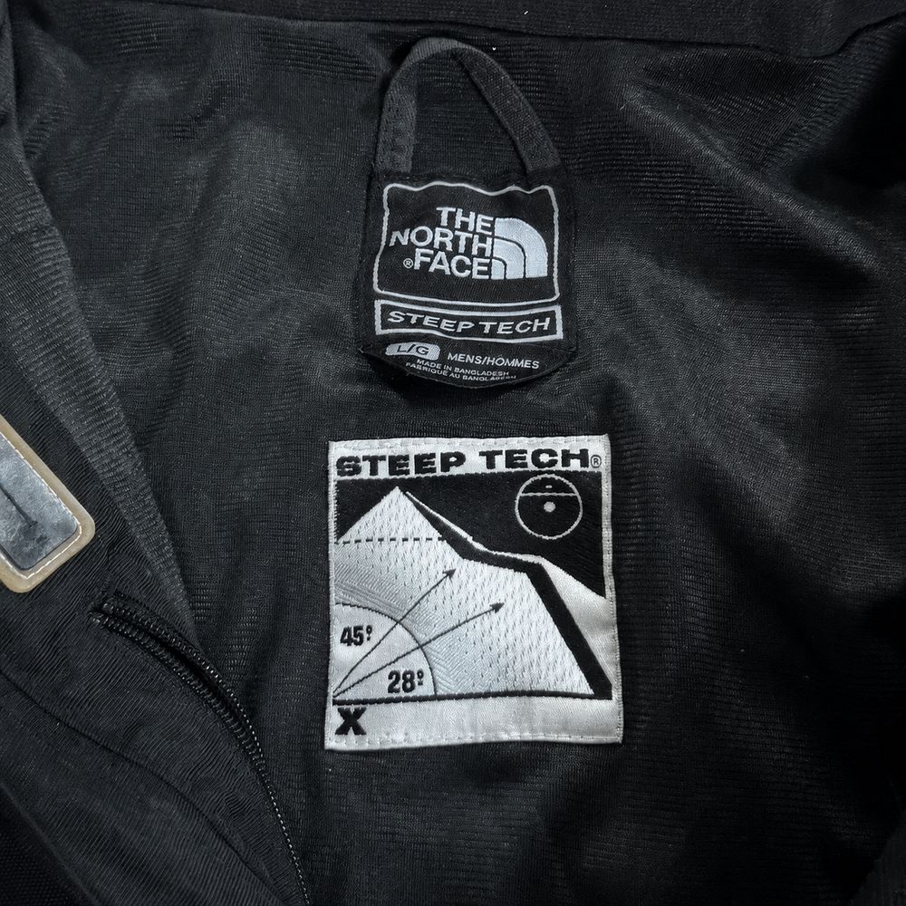 The North Face Steep Techの実物タグ資料、ロゴとサイズ表示が同じラベルに収まる例