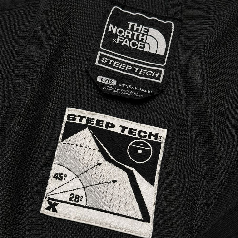 The North Face Steep Techの実物タグ資料、生産国や素材表示が近接するタグの例