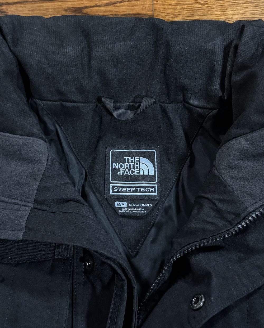 The North Face Steep Techの実物タグ資料、別仕様の織りネーム。縫い付け方にも注目する