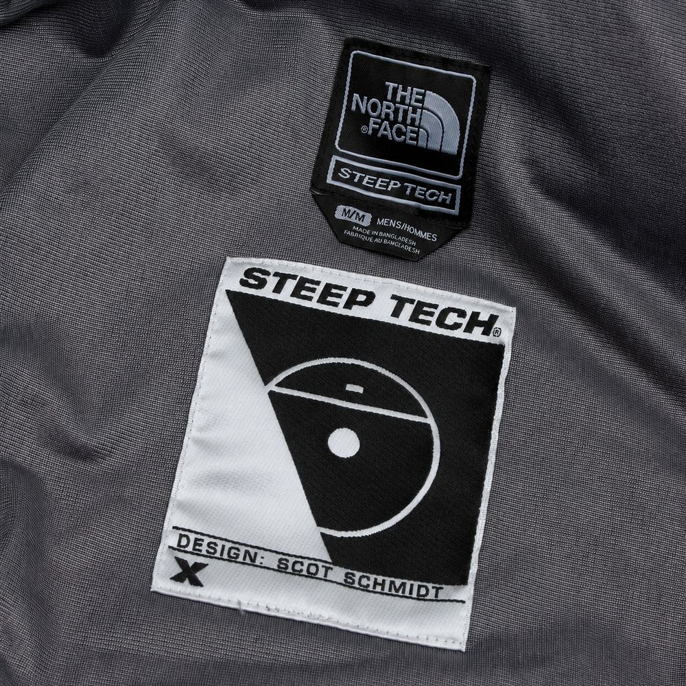 The North Face Steep Techの実物タグ資料、競技・用途を示す補助表示があるタグ