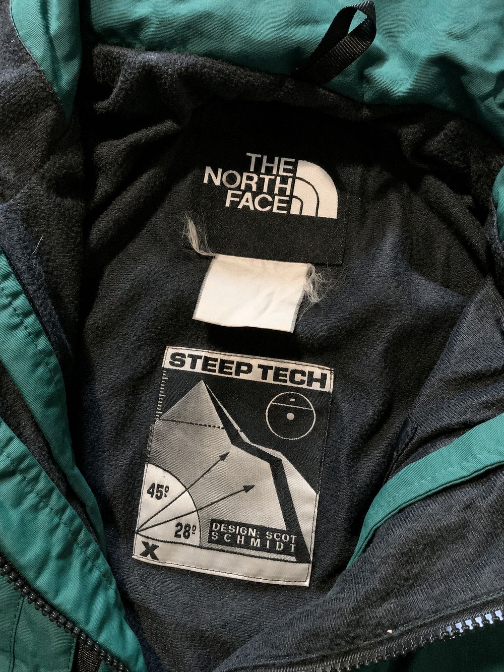 The North Face Steep Techの実物タグ資料、色の違うボディに付く同ブランドのタグ