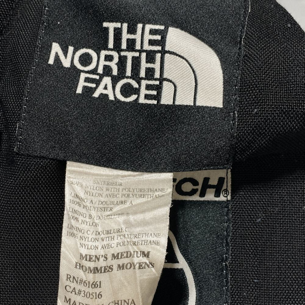 The North Face Steep Techの実物タグ資料、複数ラベルの位置関係が分かる全体写真