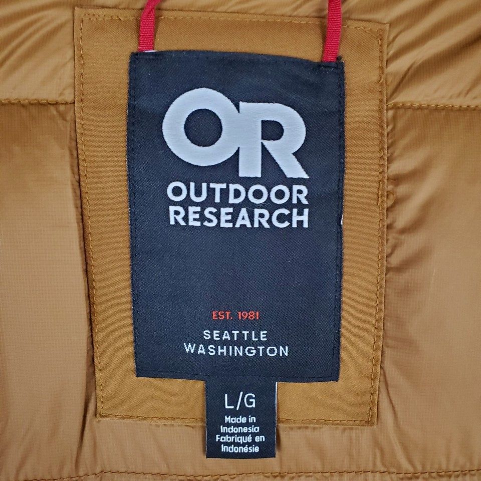Outdoor Researchの実物タグ資料、ロゴとサイズ表示が同じラベルに収まる例