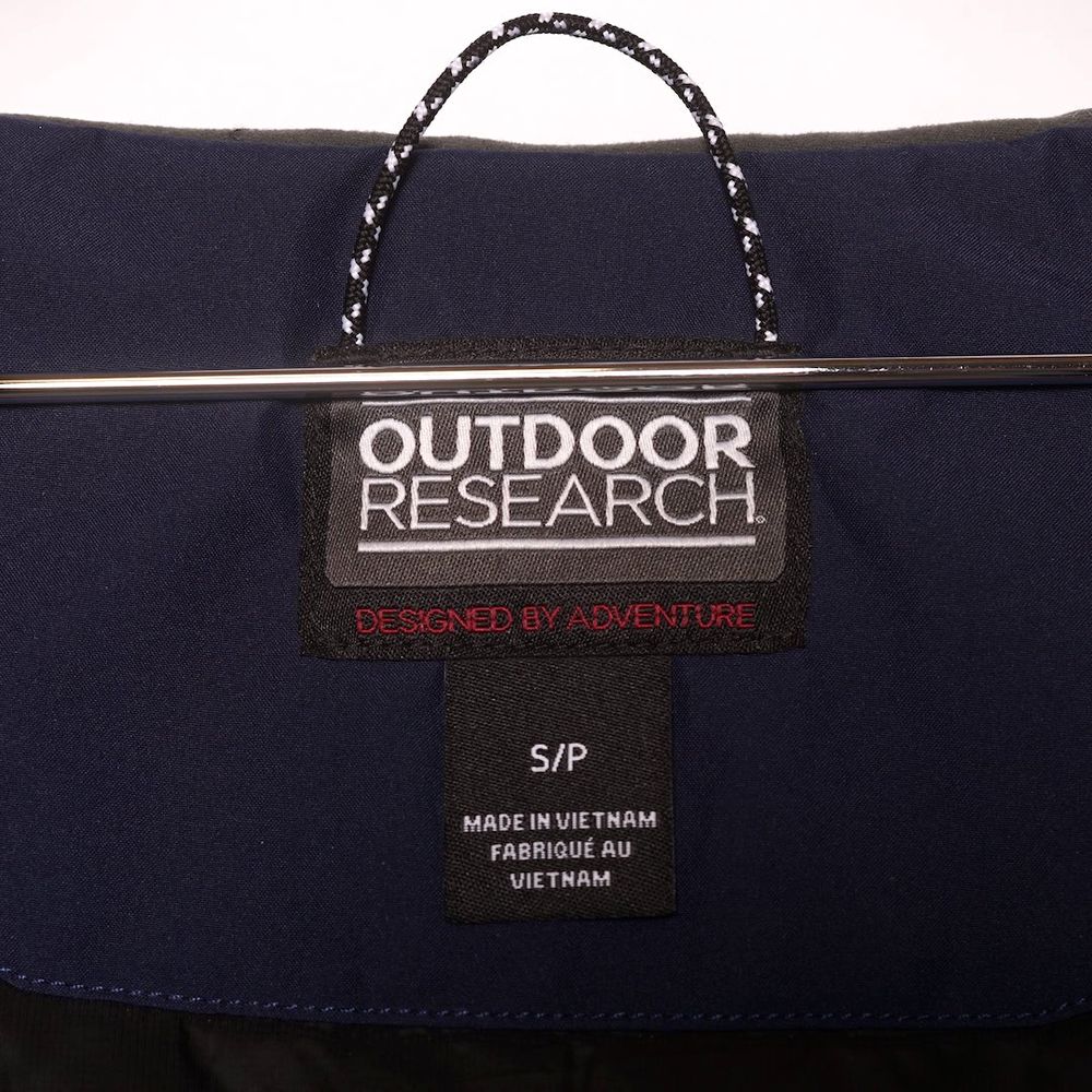 Outdoor Researchの実物タグ資料、別仕様の織りネーム。縫い付け方にも注目する