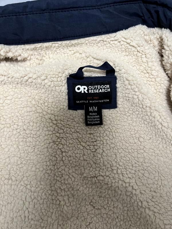 Outdoor Researchの実物タグ資料、色の違うボディに付く同ブランドのタグ