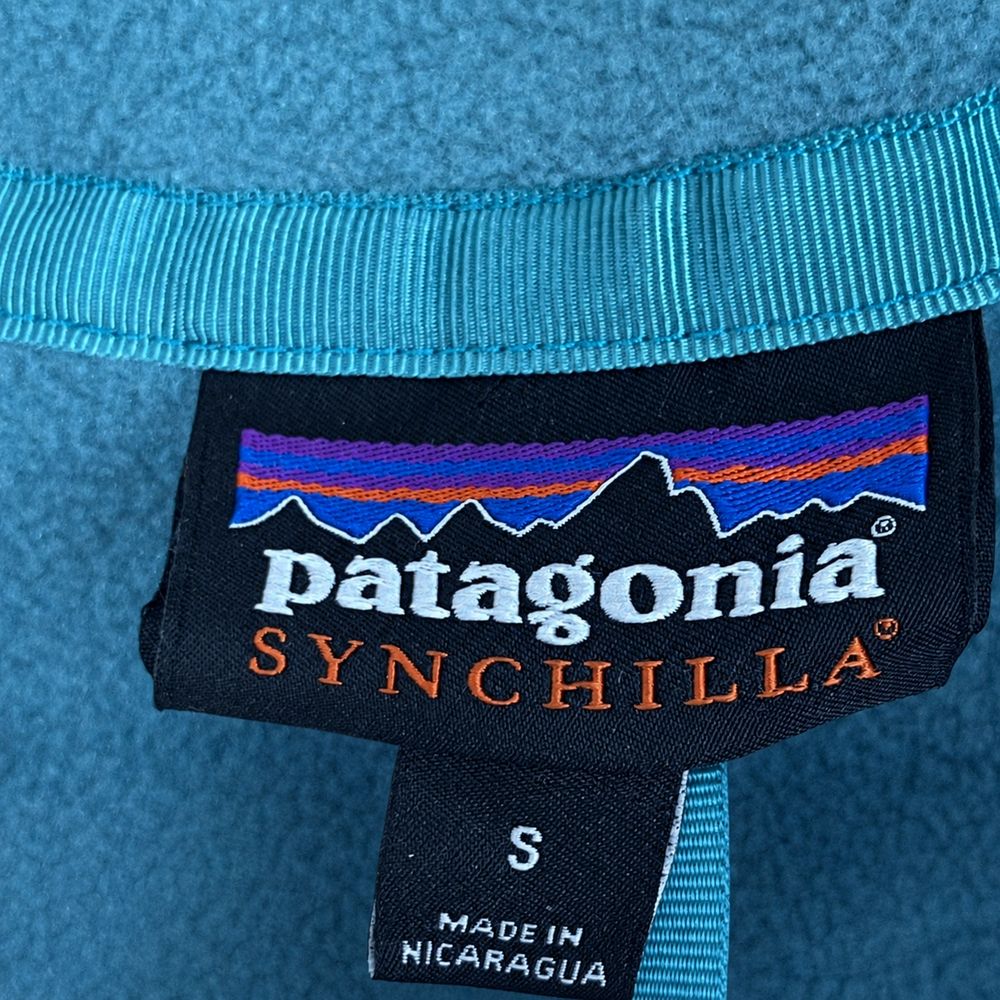 Patagonia Synchillaの実物タグ資料、ブランドタグ全体。ロゴとタグの取り付け位置を確認する