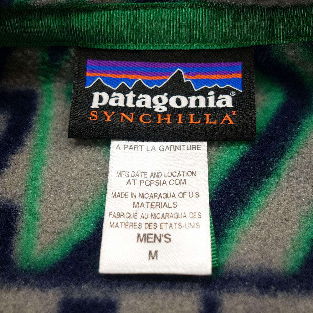 Patagonia Synchillaの実物タグ資料、ロゴとサイズ表示が同じラベルに収まる例