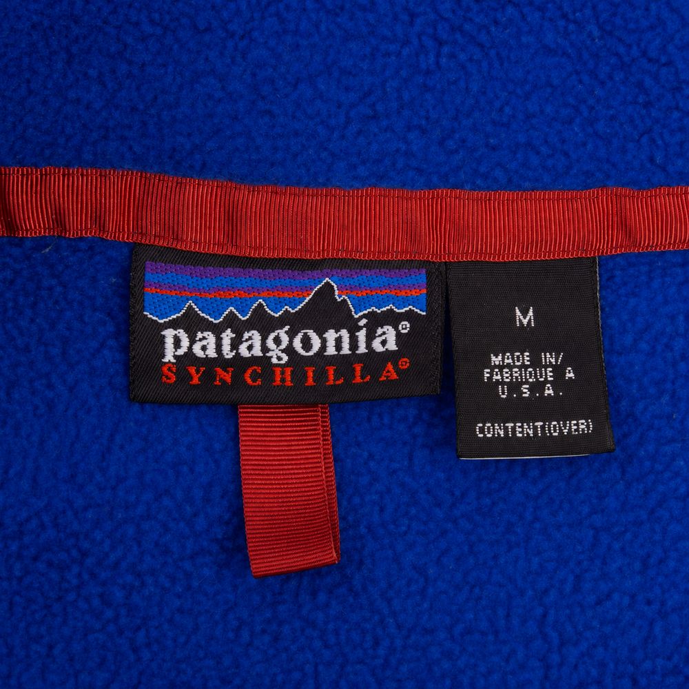 Patagonia Synchillaの実物タグ資料、生産国や素材表示が近接するタグの例