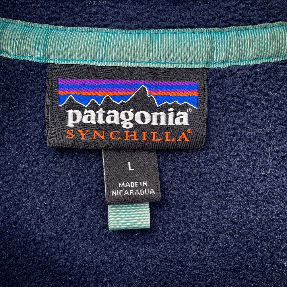 Patagonia Synchillaの実物タグ資料、別仕様の織りネーム。縫い付け方にも注目する