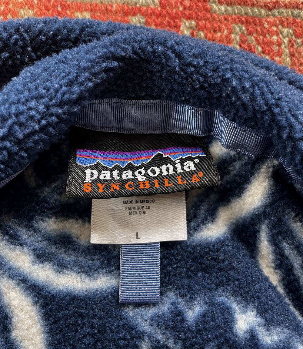 Patagonia Synchillaの実物タグ資料、複数ラベルの位置関係が分かる全体写真