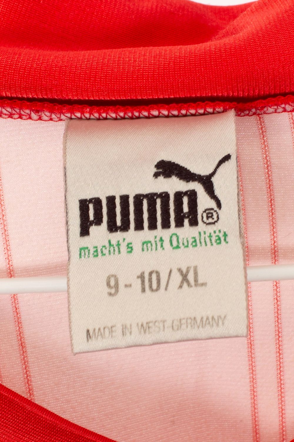 PUMAの実物タグ資料、別仕様の織りネーム。縫い付け方にも注目する