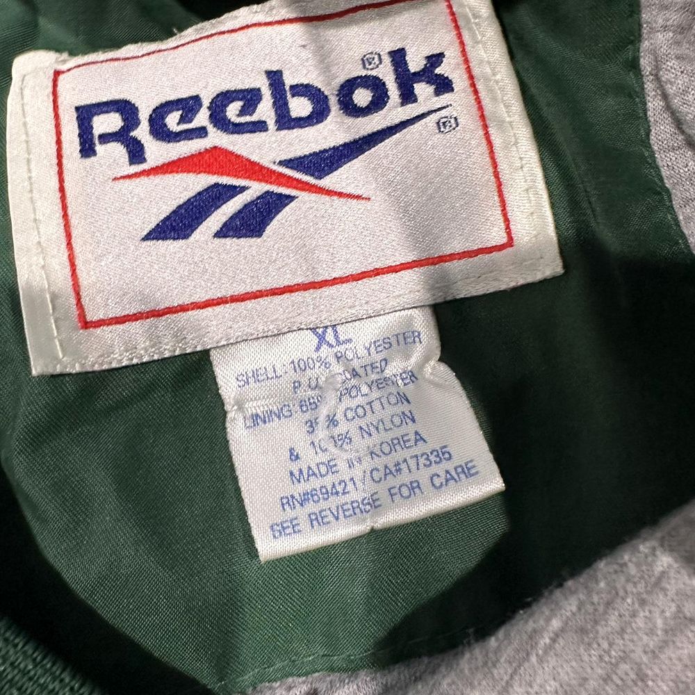 Reebokの実物タグ資料、ロゴとサイズ表示が同じラベルに収まる例