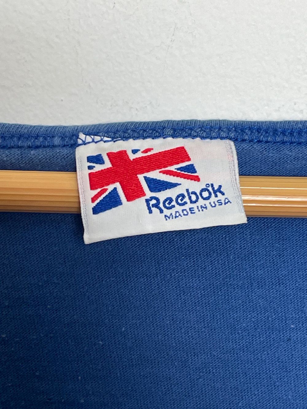 Reebokの実物タグ資料、生産国や素材表示が近接するタグの例
