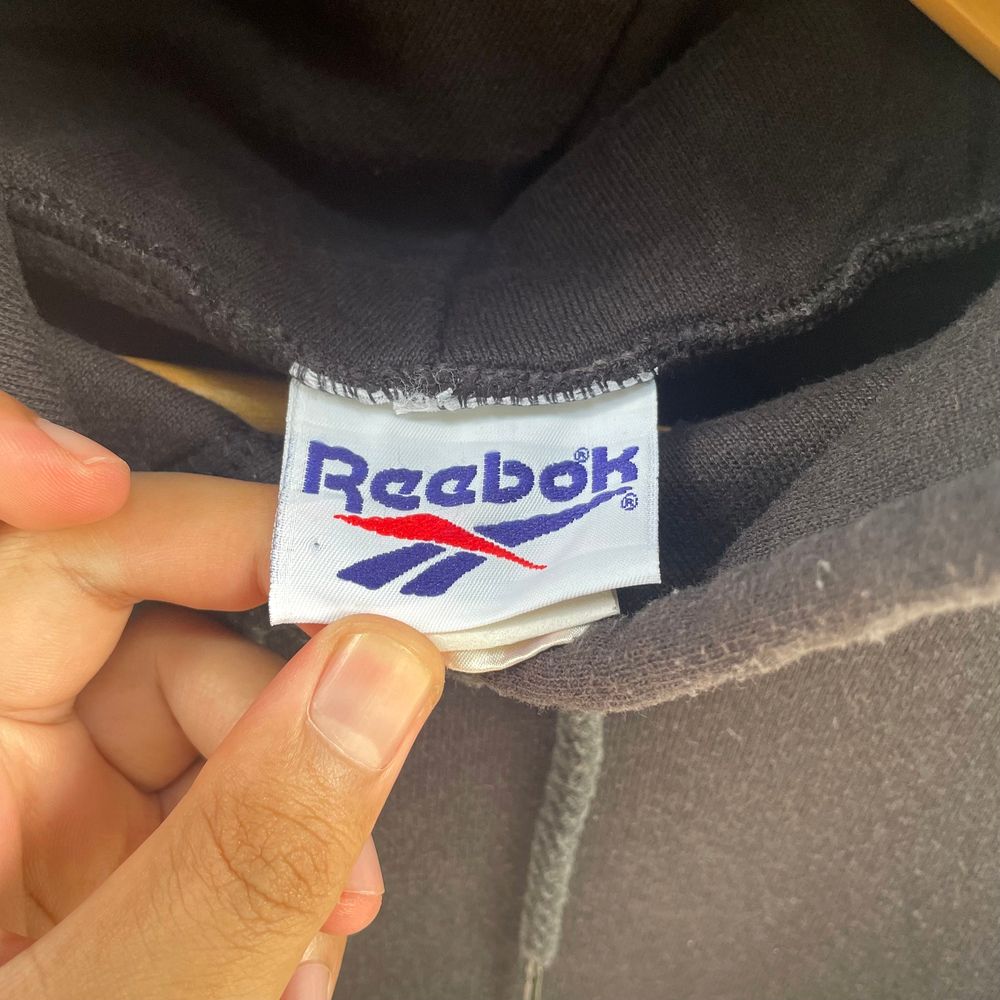 Reebokの実物タグ資料、プリント式の表示。文字の読める範囲を記録する
