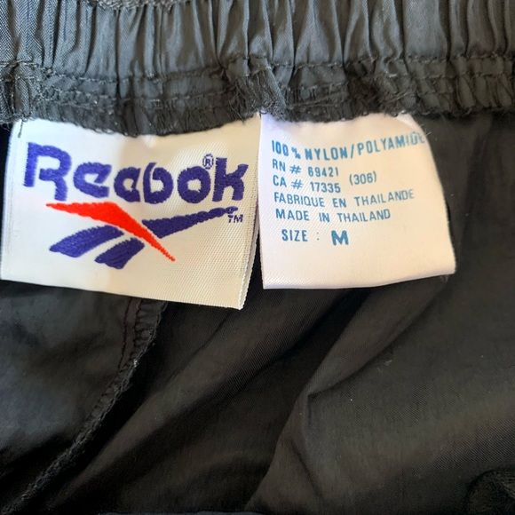 Reebokの実物タグ資料、競技・用途を示す補助表示があるタグ