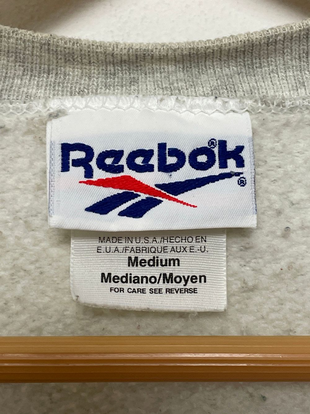 Reebokの実物タグ資料、複数ラベルの位置関係が分かる全体写真